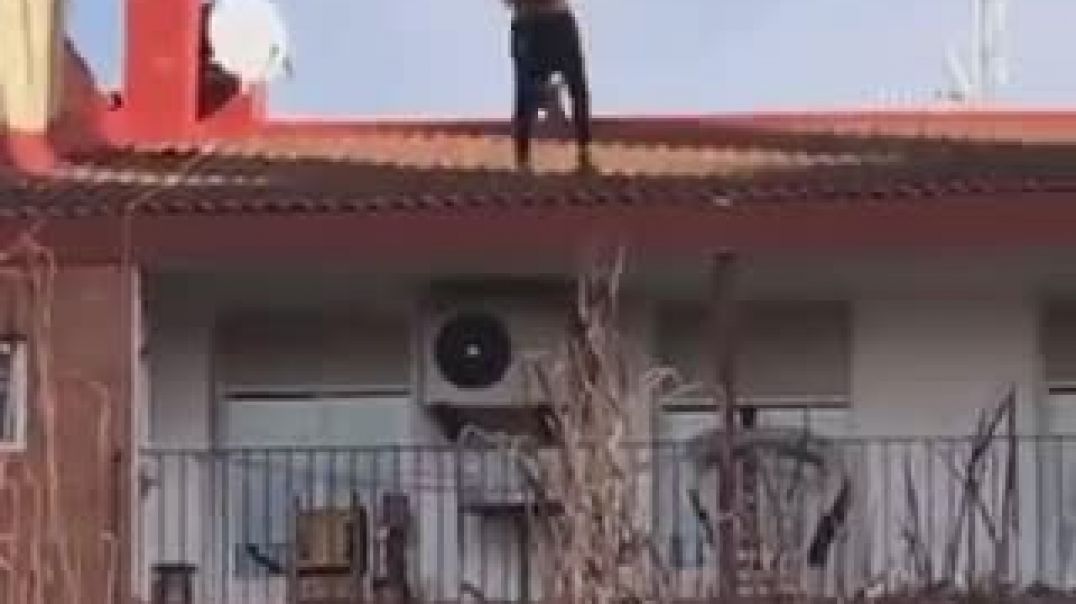 Inmigrantes marroquíes tirando piedras desde un tejado