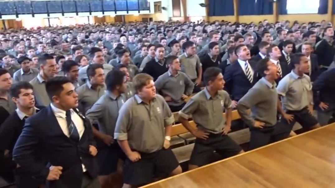 Estudiantes de una escuela de Nueva Zelanda despiden a su maestro.